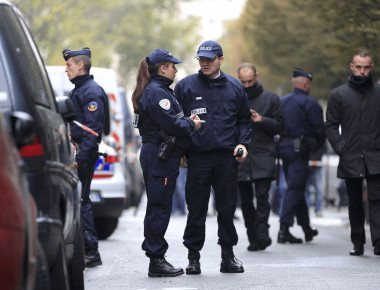 Όχημα προσπάθησε να χτυπήσει πεζούς έξω από τζαμί στην πόλη της Κρετέιγ (φωτό)